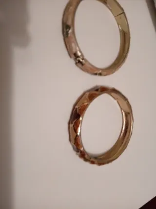 Pulseras esmaltadas doradas y multicolor