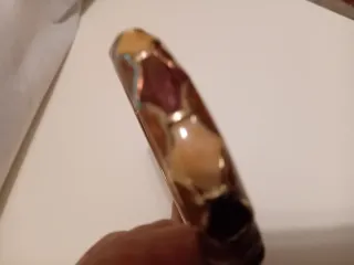 Pulseras esmaltadas doradas y multicolor