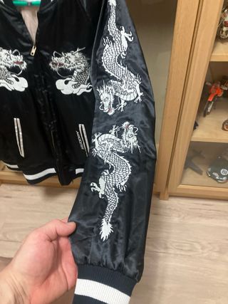 Cazadora bomber con dragones