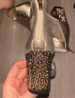 Zapatos de tacón dorados con pedrería