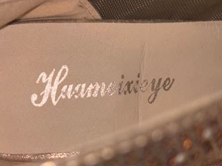 Zapatos de tacón dorados con pedrería