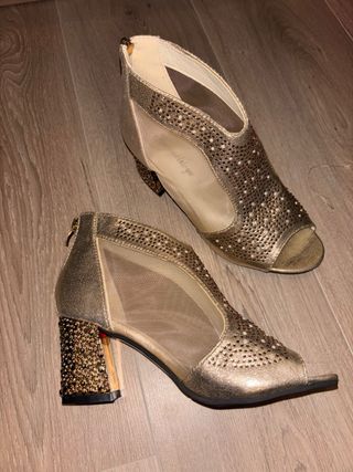 Zapatos de tacón dorados con pedrería