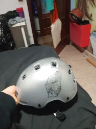 Casco plateado para ciclismo/patinaje