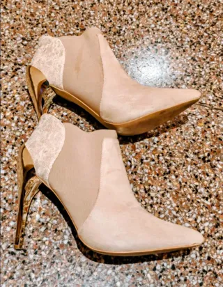 Botines tacón fino beige y dorado