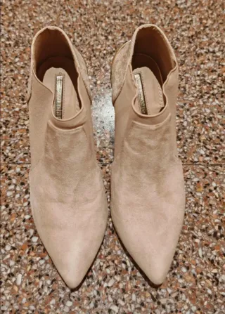 Botines tacón fino beige y dorado