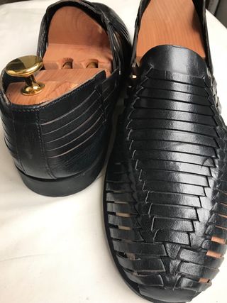 Sandalias de piel negra tejidas