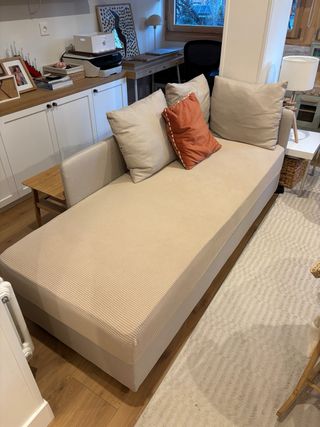 Divano chaise longue con pouf beige