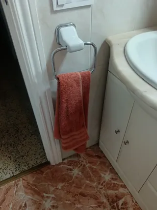 Toallero antiguo metal y plástico