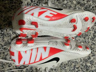Botas de fútbol NIKE 33