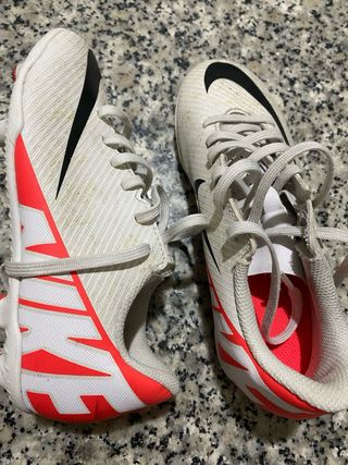 Botas de fútbol NIKE 33