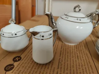 Set da tè in porcellana con dettagli argentati