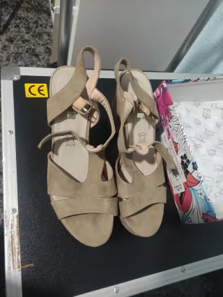 Sandalias de piel de tacón beige talla 41