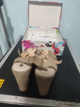 Sandalias de piel de tacón beige talla 41