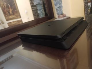 PS4 (PlayStation 4) Negra (SOLO LA PLAY).