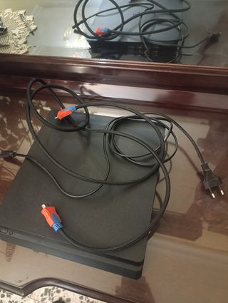 PS4 (PlayStation 4) Negra (SOLO LA PLAY).