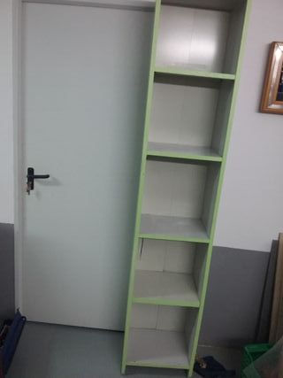 Estantería de madera verde y blanca