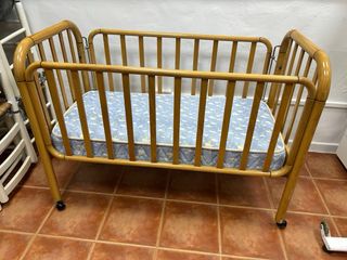 Cuna de madera para bebé