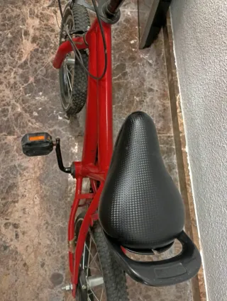 Bicicleta infantil roja 3-5 años