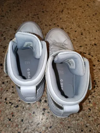 Converse Blancas y Plateadas Talla Alta