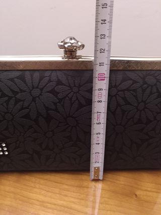 Bolso de mano con flores y pedrería