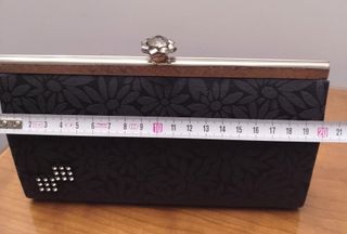 Bolso de mano con flores y pedrería