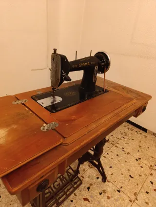 Máquina de coser Sigma con mueble