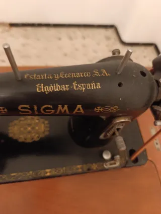 Máquina de coser Sigma con mueble