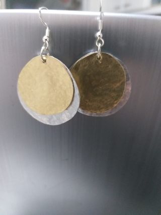 Pendientes artesanales dorados y plateados