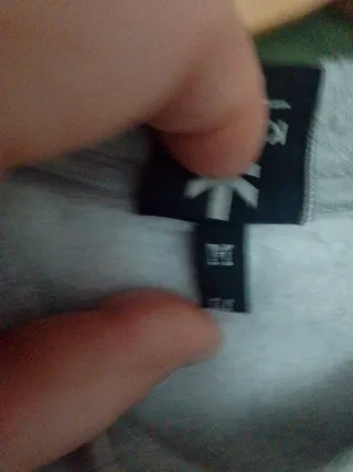 Sudadera gris con estampado