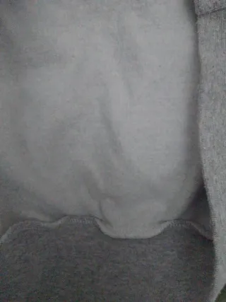 Sudadera gris con estampado