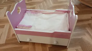 Minicuna de juguete rosa de madera