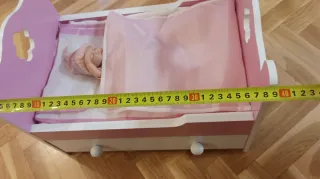 Minicuna de juguete rosa de madera