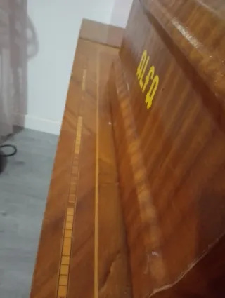 Máquina de coser antigua Alfa con mueble