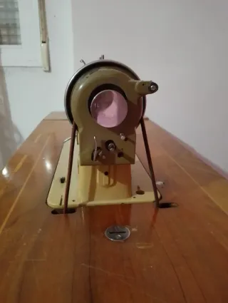 Máquina de coser antigua Alfa con mueble