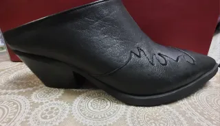Zuecos camperos negros