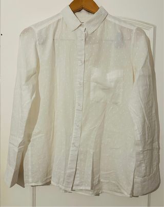Camisa feminina branca com bolinhas
