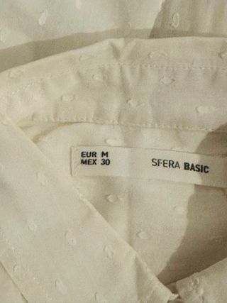 Camisa feminina branca com bolinhas