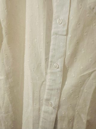Camisa feminina branca com bolinhas