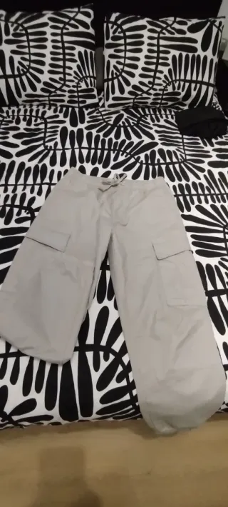 Pantalón cargo beige hombre