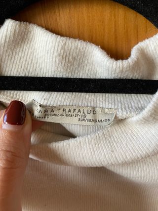 Camiseta Zara canalé cuello alto blanca