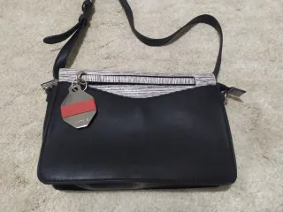 Bolso bandolera negro con detalle
