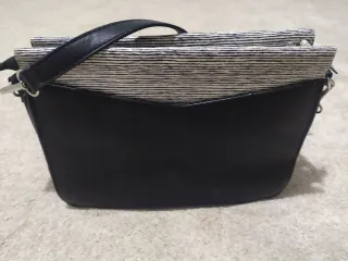 Bolso bandolera negro con detalle