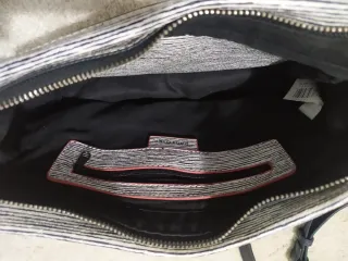 Bolso bandolera negro con detalle