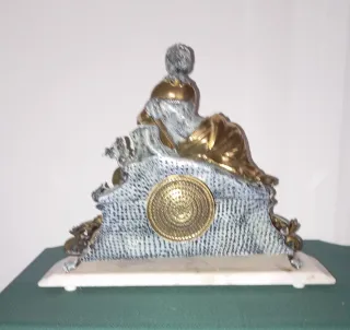 Reloj antiguo sobre base de mármol con candelabros