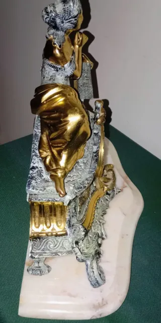 Reloj antiguo sobre base de mármol con candelabros