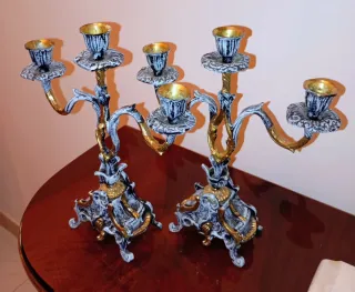 Reloj antiguo sobre base de mármol con candelabros