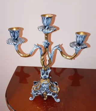 Reloj antiguo sobre base de mármol con candelabros