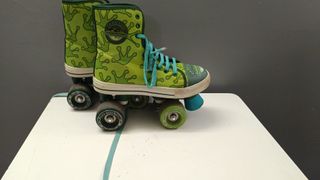 Patines de niña verdes con diseño de ranas