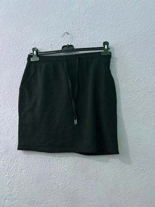 Falda negra corta con cordón