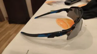 Gafas de sol deportivas grises y verdes